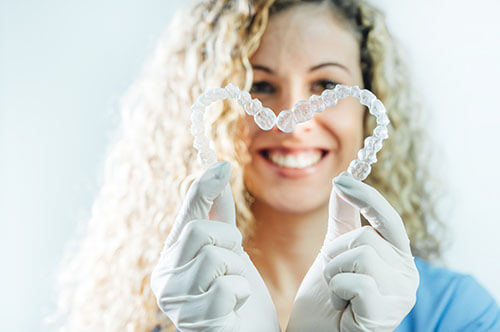 Dos & Don’ts of Caring for Your Retainer